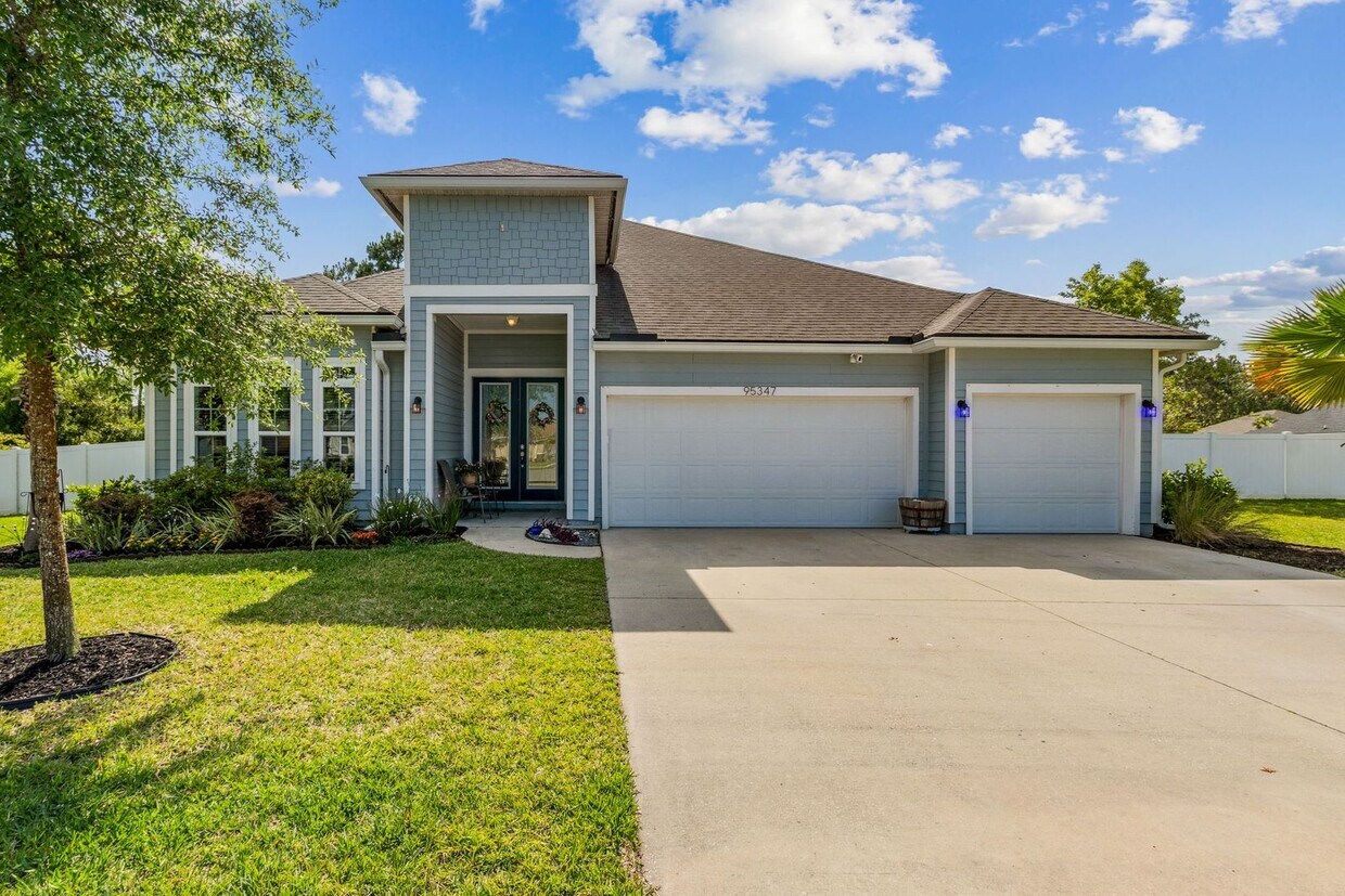 Primary Photo - Spacious 4 Bed / 4 Bath Home with Upgrades...