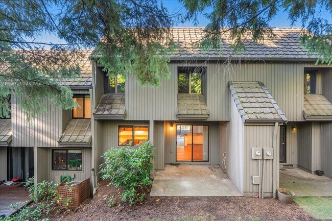 Foto del edificio - Lovely 3 bedroom, 2.5 bath townhouse with ...