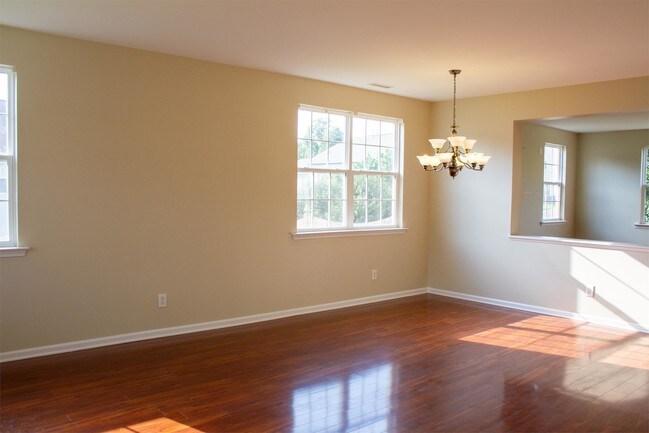 Building Photo - 340 Larktree Ln
