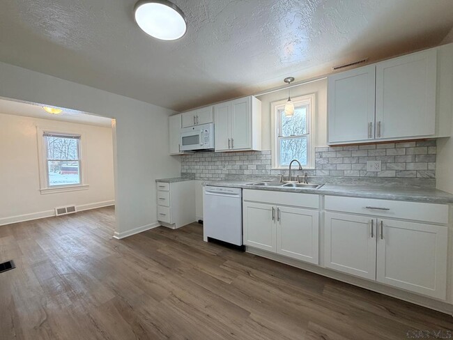 Building Photo - R247 Darr St