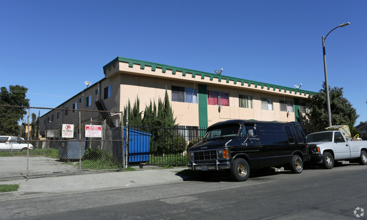 Building Photo - 717 W 80th St