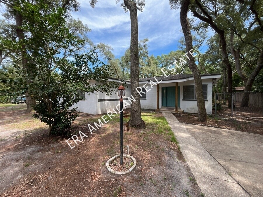 Available Now! House for Rent in Shalimar, FL