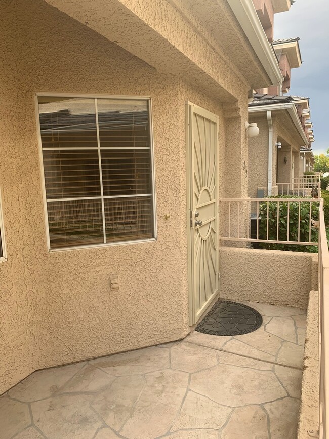 Building Photo - 3 BEDROOM, 2.5 BATH GATED COMMUNITY 2 YR L...