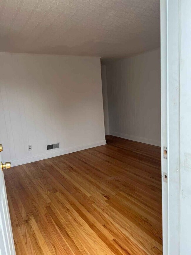 Foto del edificio - 7504 School Ave