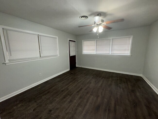 Foto del edificio - 304 Colonial Cir