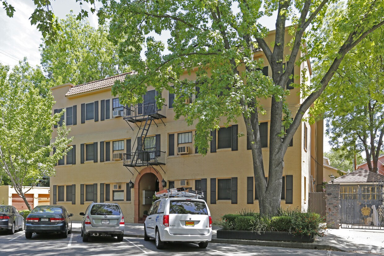 817 25th St - Senator Place Apartments