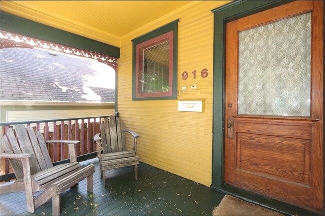 Building Photo - 916 Pleasant St