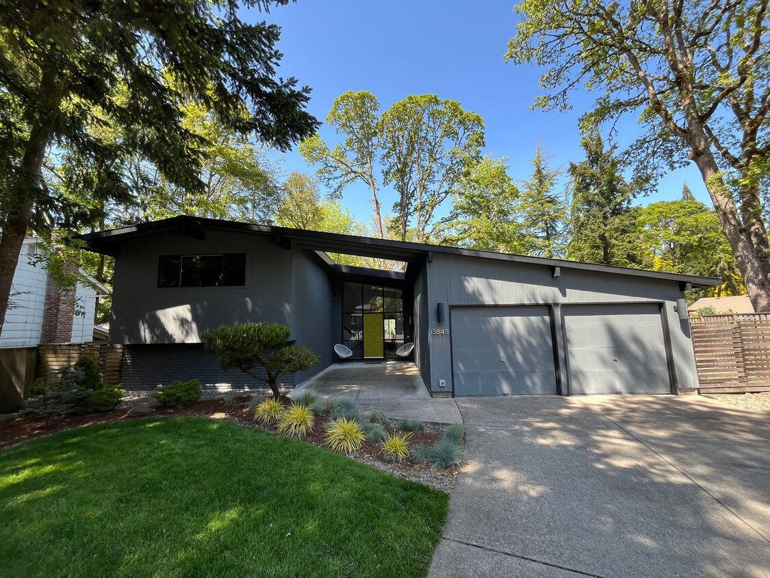 Foto principal - Midcentury modern 4-bedroom, 3-bathroom ho...