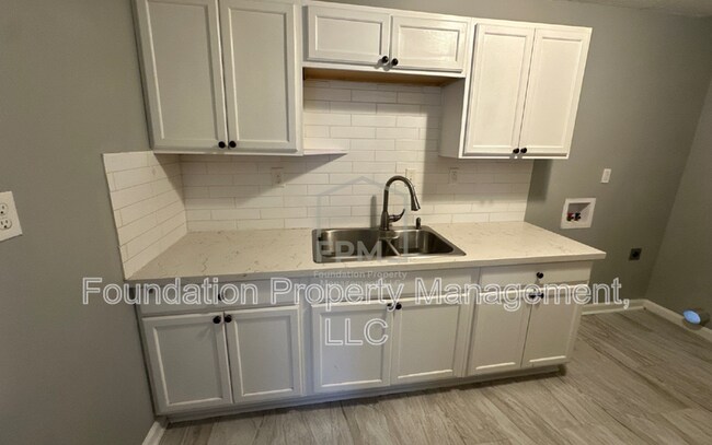 Foto del edificio - 687 Creekstone Cir
