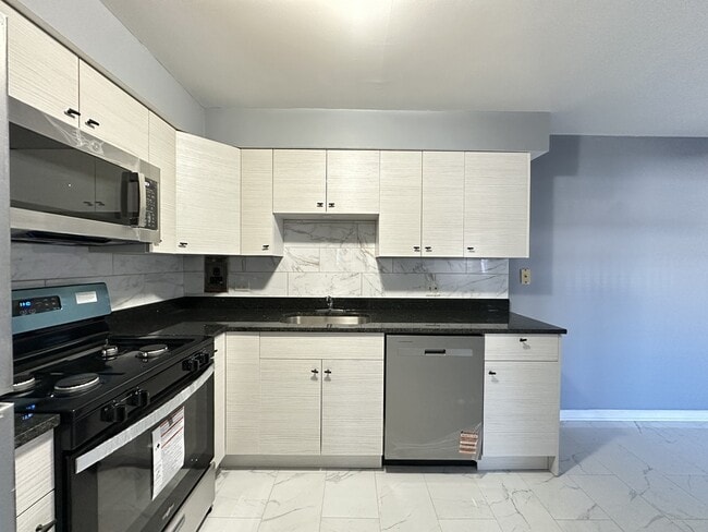 Building Photo - 630 Lincoln Ave