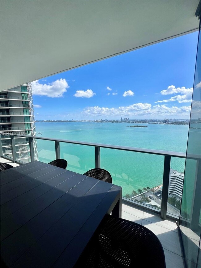 Foto del edificio - 650 NE 32nd St