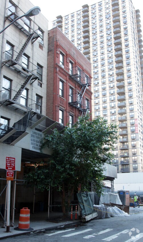 Primary Photo - 245 E 83rd St