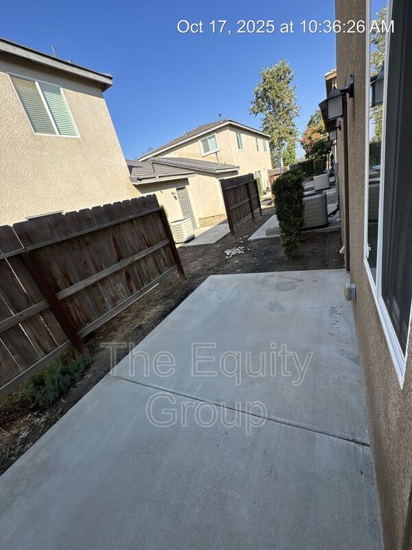 Building Photo - 2220 W Lark Ave