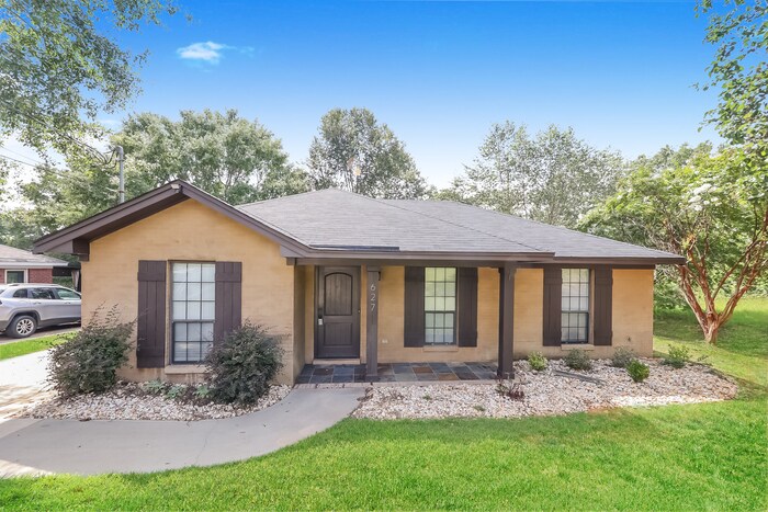 Primary Photo - Gorgeous 3 Bedroom Home with Covered Patio...
