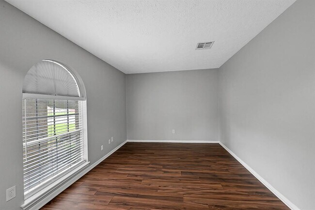 Foto del edificio - 4306 Iroquois Dr