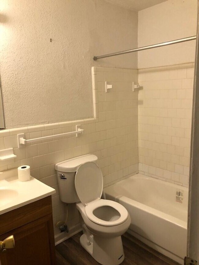 Foto del edificio - Just move on in- Fully furnished private one bedroom apartment