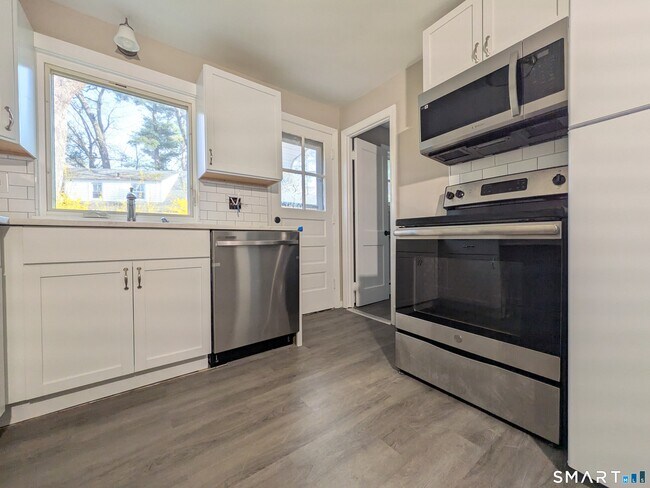 Foto del edificio - 414 Salmon Brook St