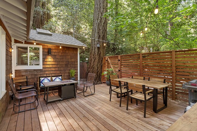 Building Photo - Fully Furnished hillside 30+ day stay home...