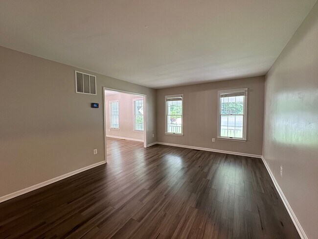 Building Photo - Stunning 4 Bed 3.5 Bath Home With Deck And...