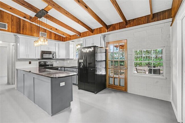 Foto del edificio - 116 Forney Johnston Dr