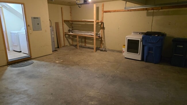 Building Photo - 3 Bed, 2 Bath Townhouse Available!