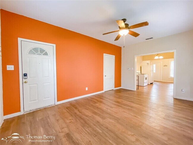 Foto del edificio - 2807 Russell Ave