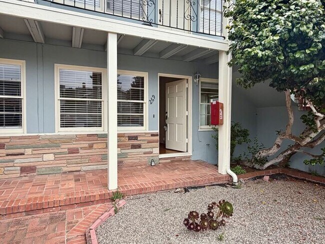 Building Photo - 2 bedroom 1 bath apartment in Downtown Monterey!