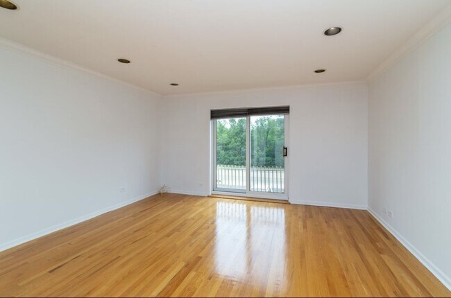 Foto del edificio - 148 Green Bay Rd