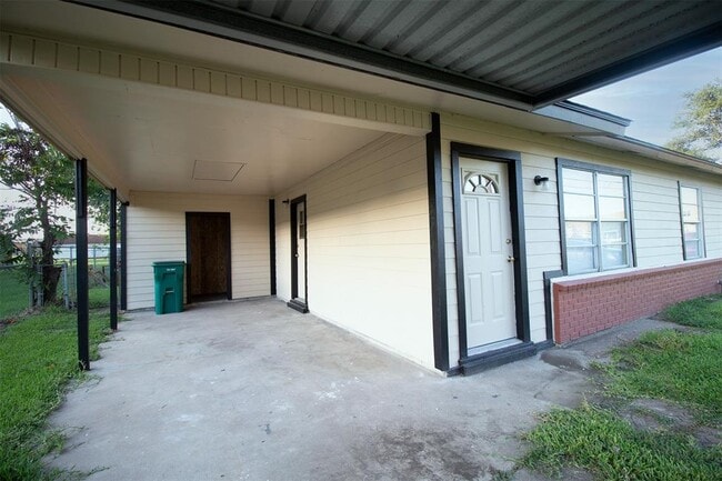 Building Photo - 3001 Rose St