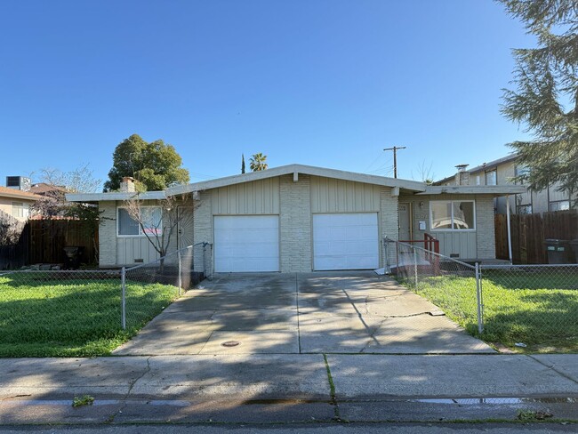 Building Photo - Renovated 3 Bedroom duplex!