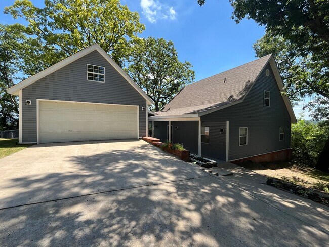 Building Photo - Gorgeous Home on the White River!!