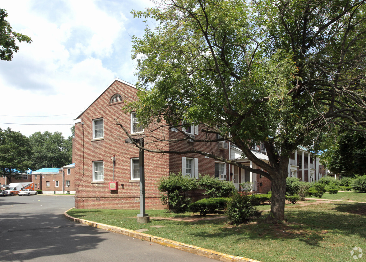 Primary Photo - Netherwood Village Apartments