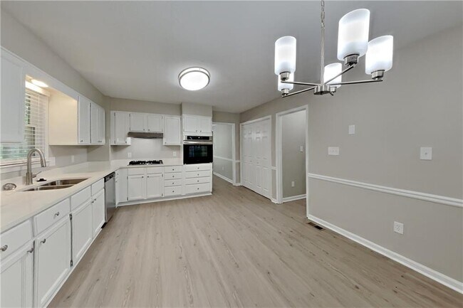 Foto del edificio - 385 Deerwood Dr