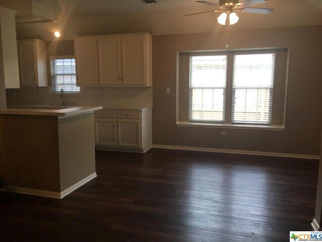 Building Photo - 607 Ashland Creek