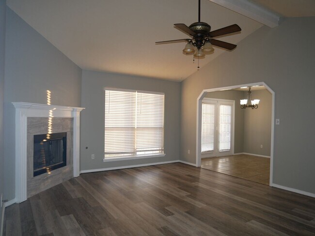 Building Photo - 1401 Osage Dr