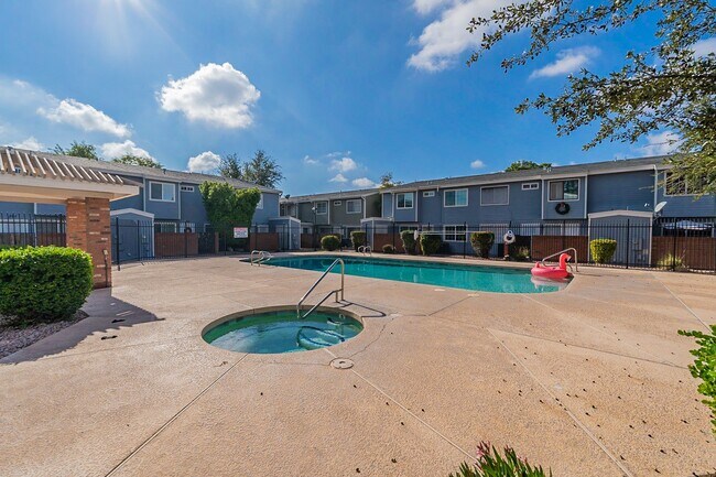 Heated Community pool and hot tub - 235 N 22nd Pl