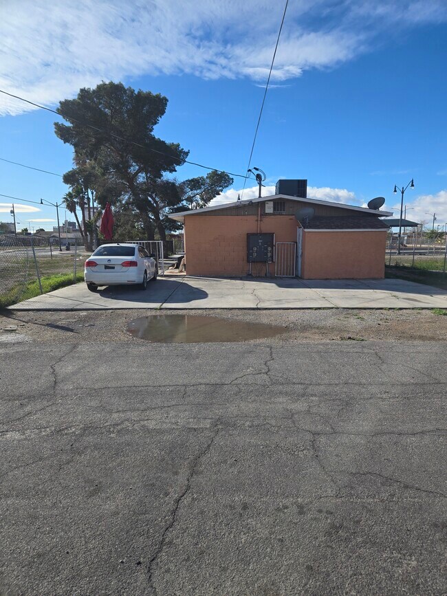 Building Photo - 708 Jackson Ave