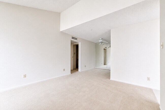 Foto del edificio - 7900 N Stadium Dr