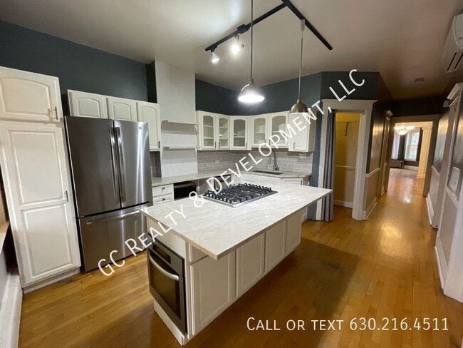 Foto del edificio - ***EAST LOGAN SQUARE / 2 BDRM + DEN / HEAT...