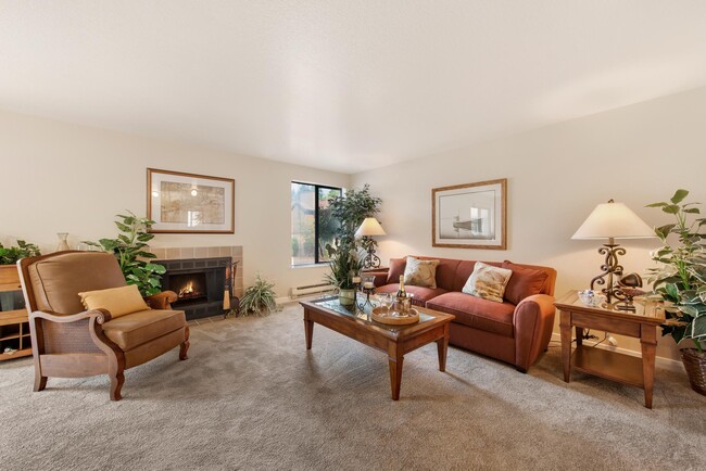 Spacious Living Room - Mariners Glen Apartment Homes