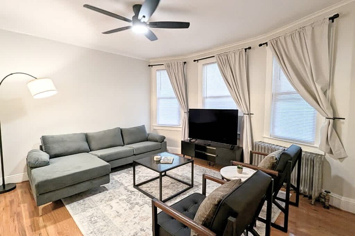 Foto principal - 205 S Essex Ave