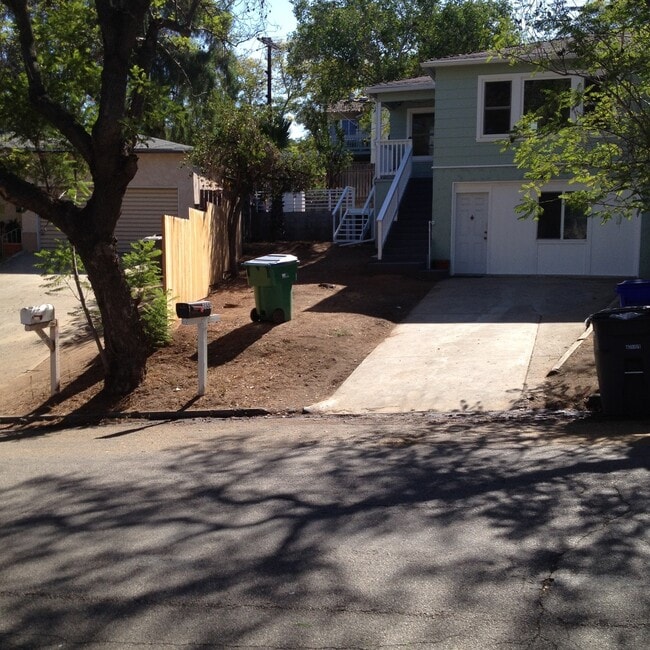 Building Photo - Beautiful 2bd/1ba Upstairs Duplex with a H...