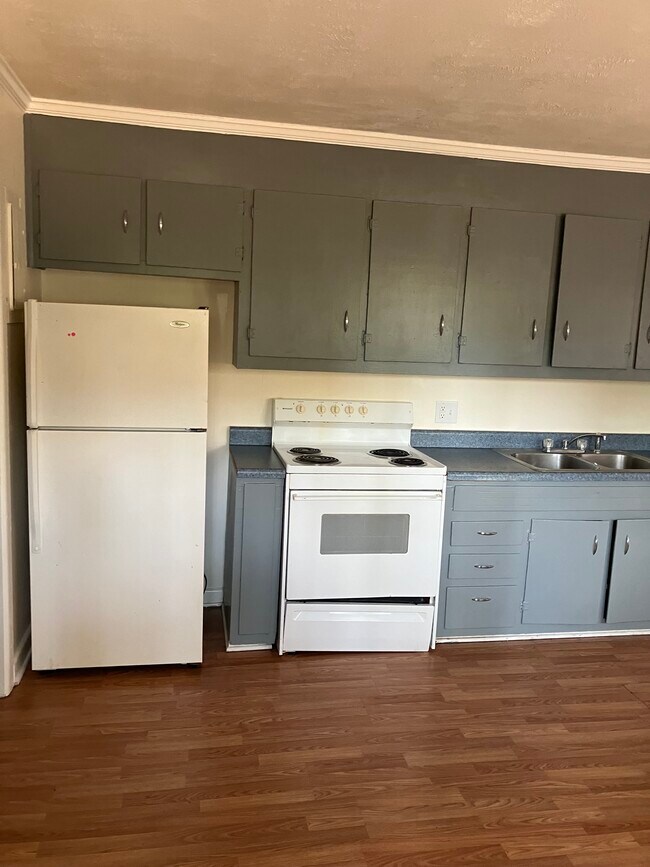 Stove and Refrigerator - 2708 Warrick Cir