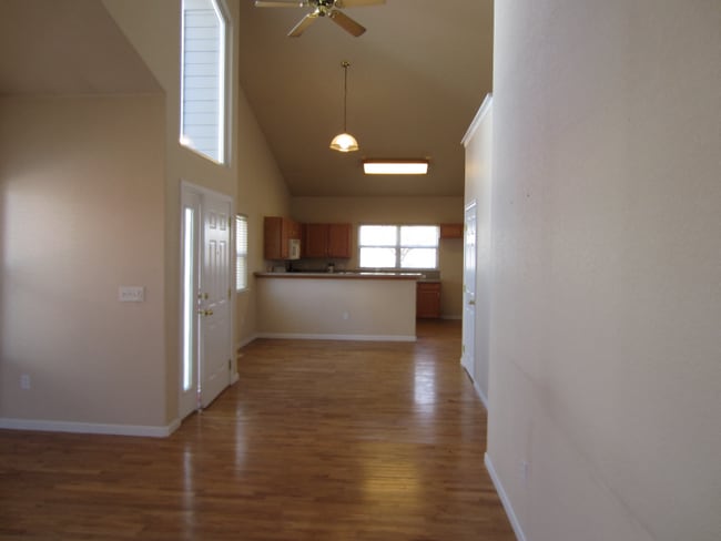 Photo - 2br/ 2ba Townhome in Gateway Park IV w/Hardwood Floors
