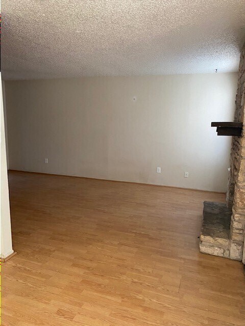 Building Photo - Central Austin Duplex in great location