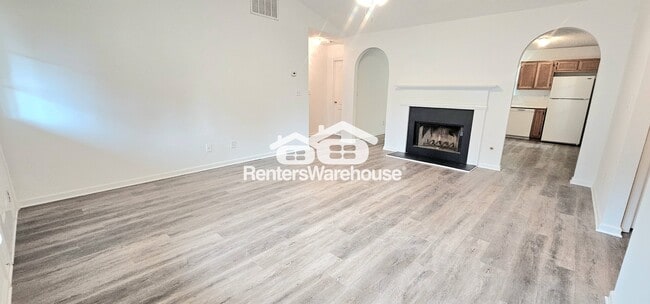 Foto del edificio - 5785 Creekside Dr