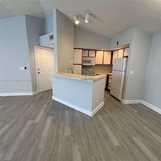 Foto del edificio - 3330 Pinewalk Dr N