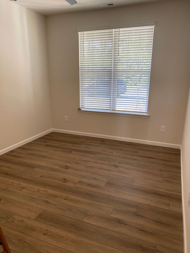 Building Photo - 3Br/2.5Ba Townhouse in the Vineyard Commun...