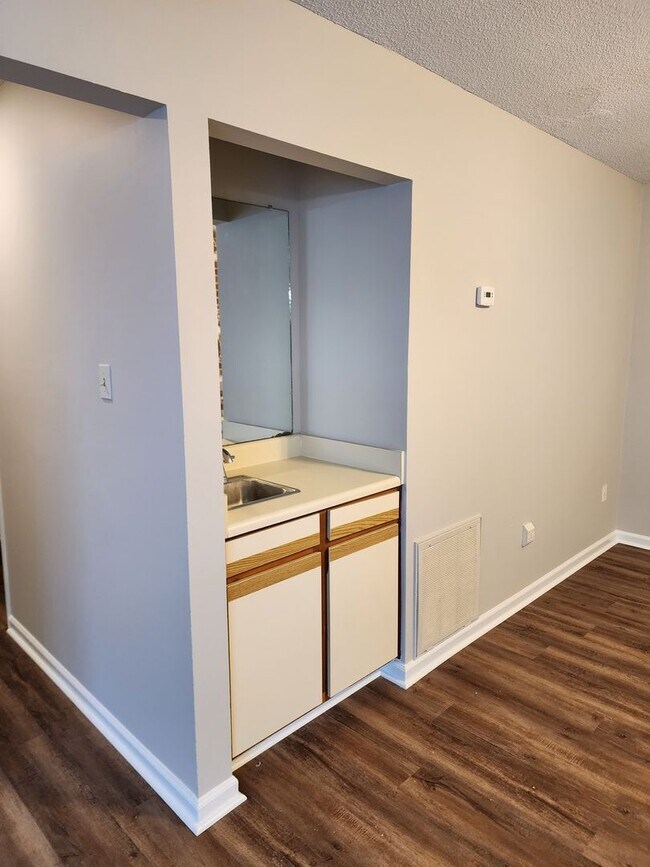 Building Photo - Spacious 2 bedroom 2 bath townhome with walk in closets, fireplace, and washer/ dryer included.