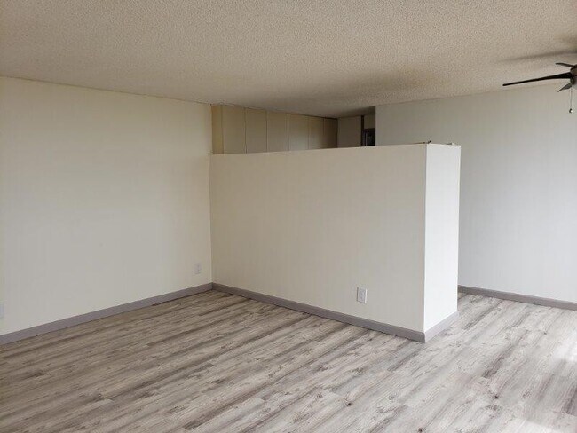 Foto del edificio - Century Park Plaza Condo - 1 bedroom, 1 bath, 1 parking - Avail 09/01/2026